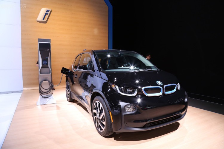 Triển lãm ôtô Los Angeles năm nay đón nhận thành viên duy nhất của thương hiệu "xe xanh" là  BMW i3 Shadow Sport phiên bản đặc biệt.